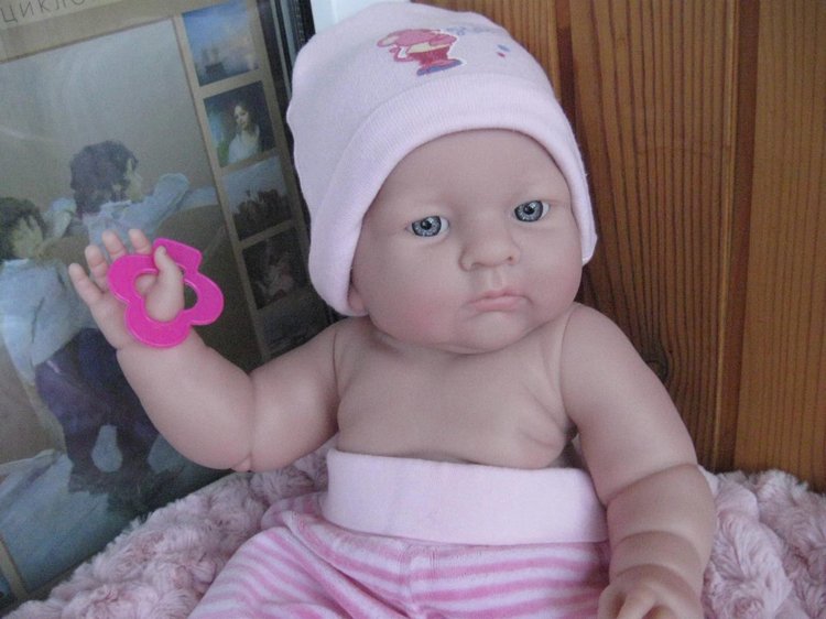 Маленькая Евочка любит наряжаться