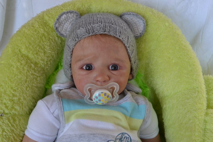 Малыш Moira с больным пальчиком