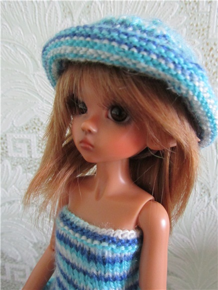 Маленькая девочка ищет своё солнышко