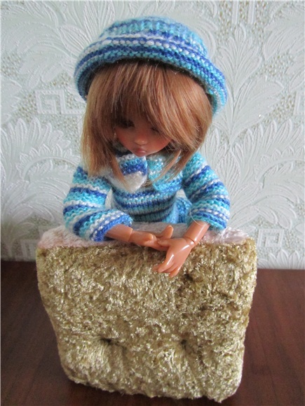 Маленькая девочка ищет своё солнышко