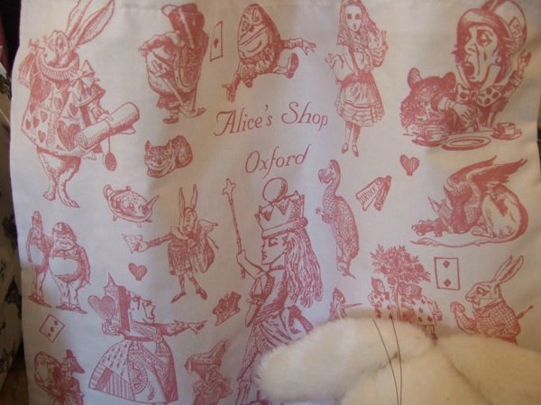 Глубока ли кроличья нора или Хэллоуин в Зазеркалье