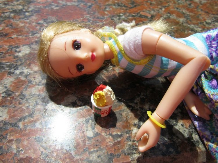 Всё я делаю с Хеленой...и диплом получаю тоже :)