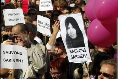 Кукольник, кукольник, чёрная душа, Что ты делаешь с бедною куклой