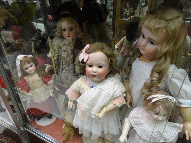 Я в своей жизни никогда не видела столько антикварных кукол. Фото