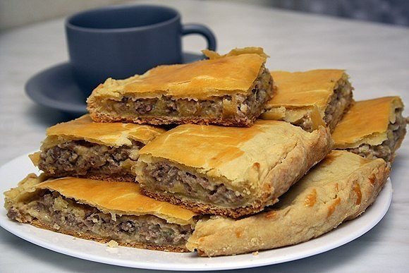 Сделать нужно нам пирог, Чтоб отведать каждый мог. Граммов сто возьмем улыбок, И совсем чуть-чуть ошибок