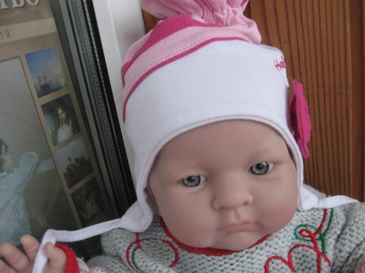 Маленькая Евочка любит наряжаться