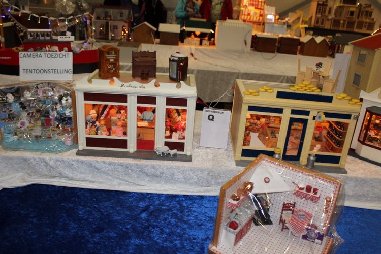 Все на выставку! Кукольные домики и миниатюра