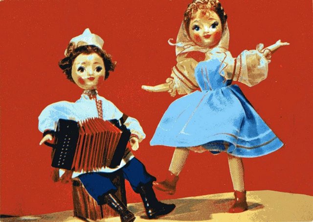 Кукольник, кукольник, чёрная душа, Что ты делаешь с бедною куклой