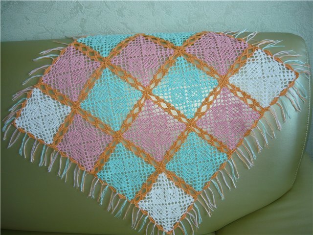 Наш новый пледик,а заодно и малышка на пледике