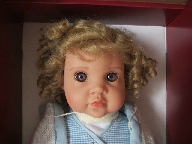 Так грустно бывает иногда, даже в кукольном мире