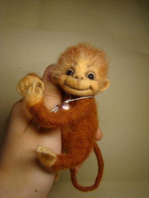 Предновогодняя мартышка. Авторская игрушка валянием из шерсти Ольги Чернухо