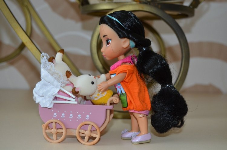 Мини дисней аниматорс Жасмин демонстрирует наряды