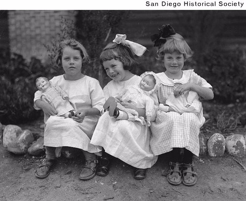 Старый фотоальбом. Девочки и куклы - продолжение