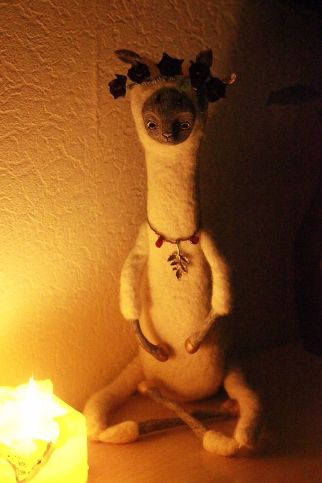 Лама в розовом венке — Авторские куклы из шерсти (валяние): сухое (фото 4)