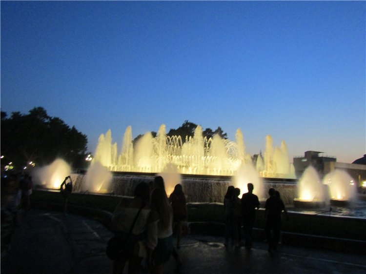 Шоу поющих фонтанов в Барселоне - окунемся с головой