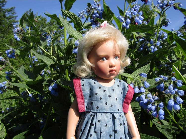 Сине-голубое настроение. Флора Helen Kish среди цветов в парке