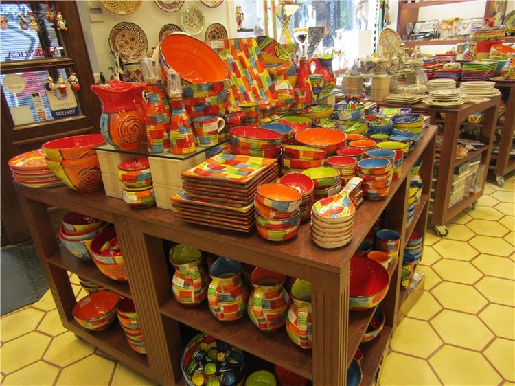 Капустка в посудной лавке с видом на Барселону