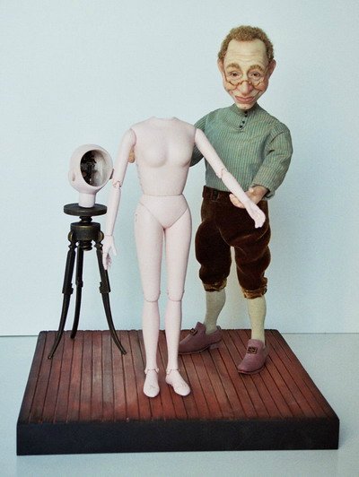 Кукольник, кукольник, чёрная душа, Что ты делаешь с бедною куклой