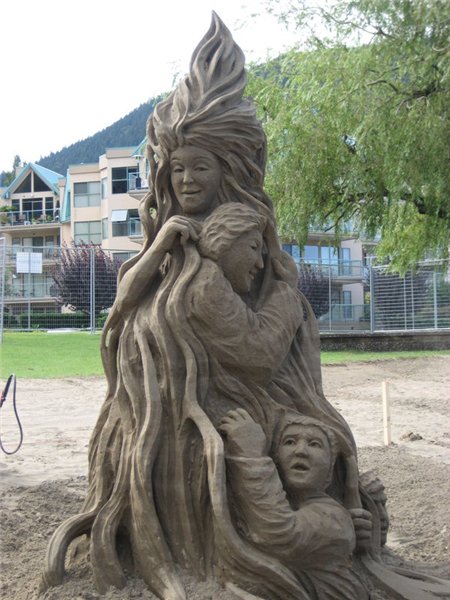 Замки, произведения скульптуры из песка