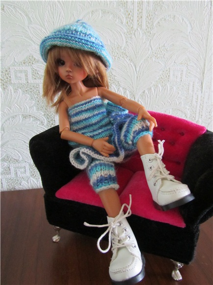 Маленькая девочка ищет своё солнышко