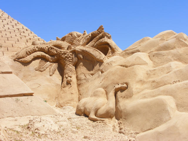 Замки, произведения скульптуры из песка