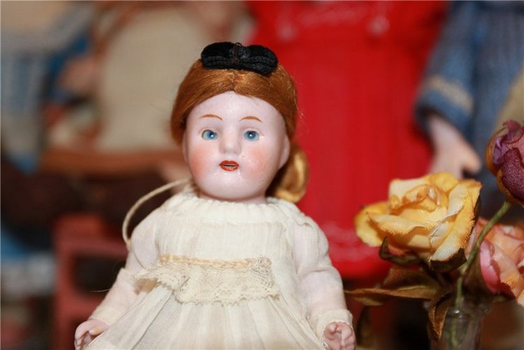 Подарки куклятам. Антикварное платье и парик