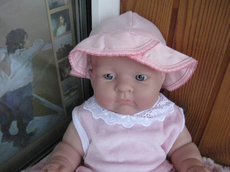 Маленькая Евочка любит наряжаться