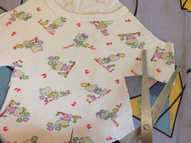 Мастер класс по пошиву комбинезончика для куклы из детской маечки (фото 4)