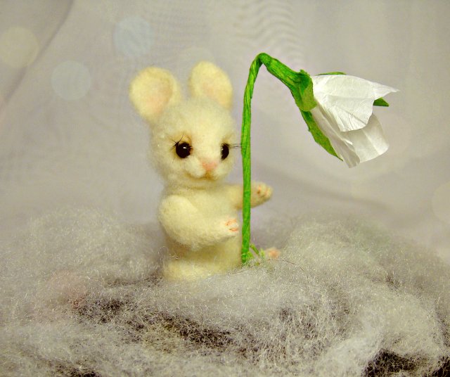 Зайка Подснежник. Авторская игрушка валянием Ольги Чернухо