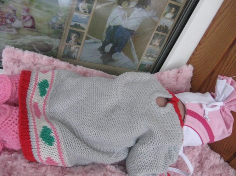 Маленькая Евочка любит наряжаться