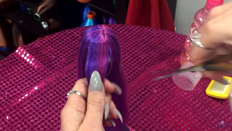 Выстригаем красиво чёлочку кукле (фото 7)