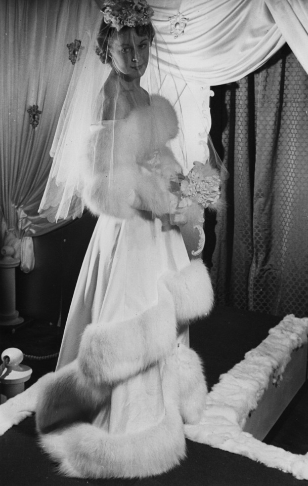 Как менялась мода на свадебные платья