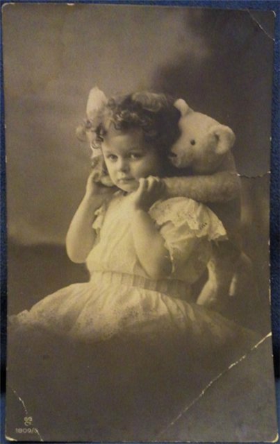 Кукольник, кукольник, чёрная душа, Что ты делаешь с бедною куклой