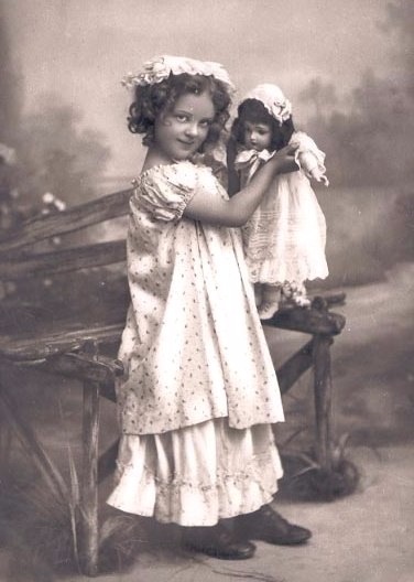 Старый фотоальбом. Девочки и куклы - продолжение