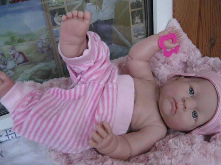 Маленькая Евочка любит наряжаться