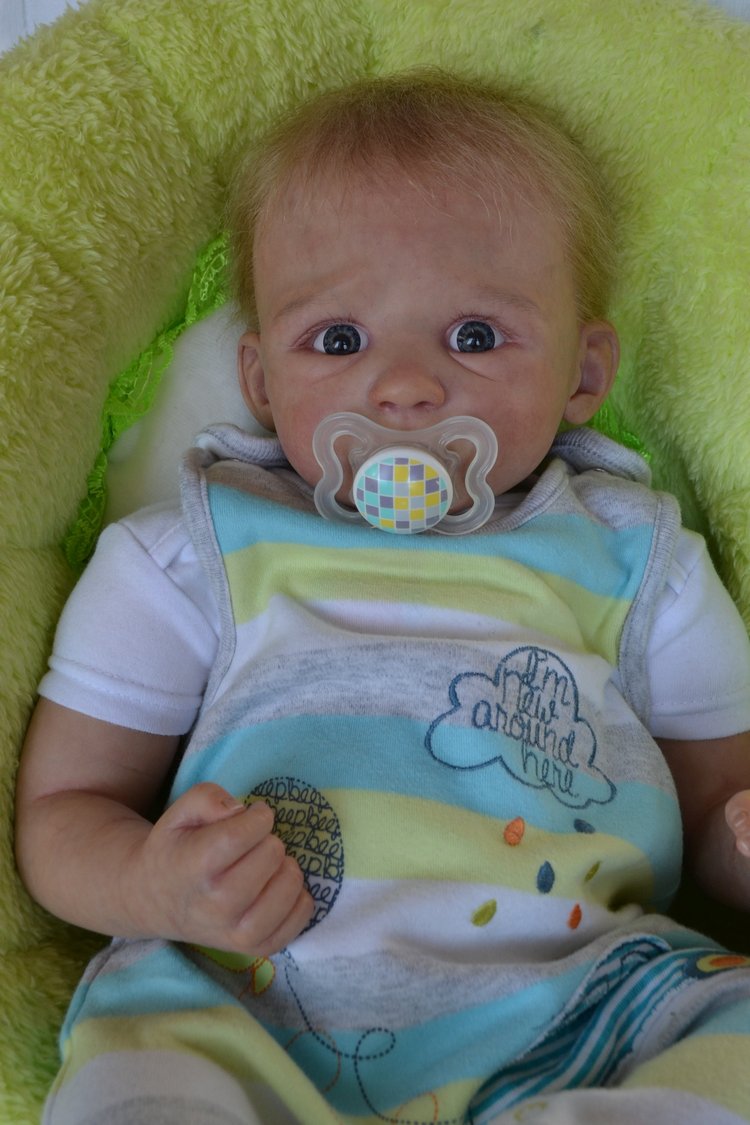 Малыш Moira с больным пальчиком