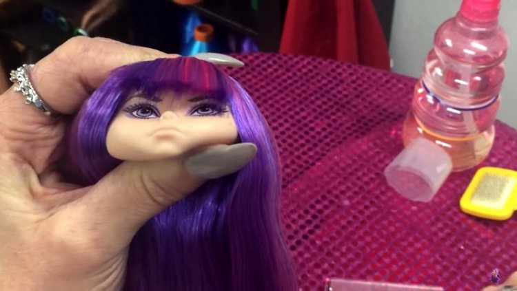 Выстригаем красиво чёлочку кукле