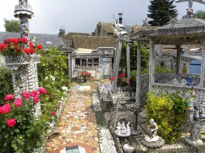 Шедевральный французский домик и двор из кусочков разбитого фарфора (фото 2)