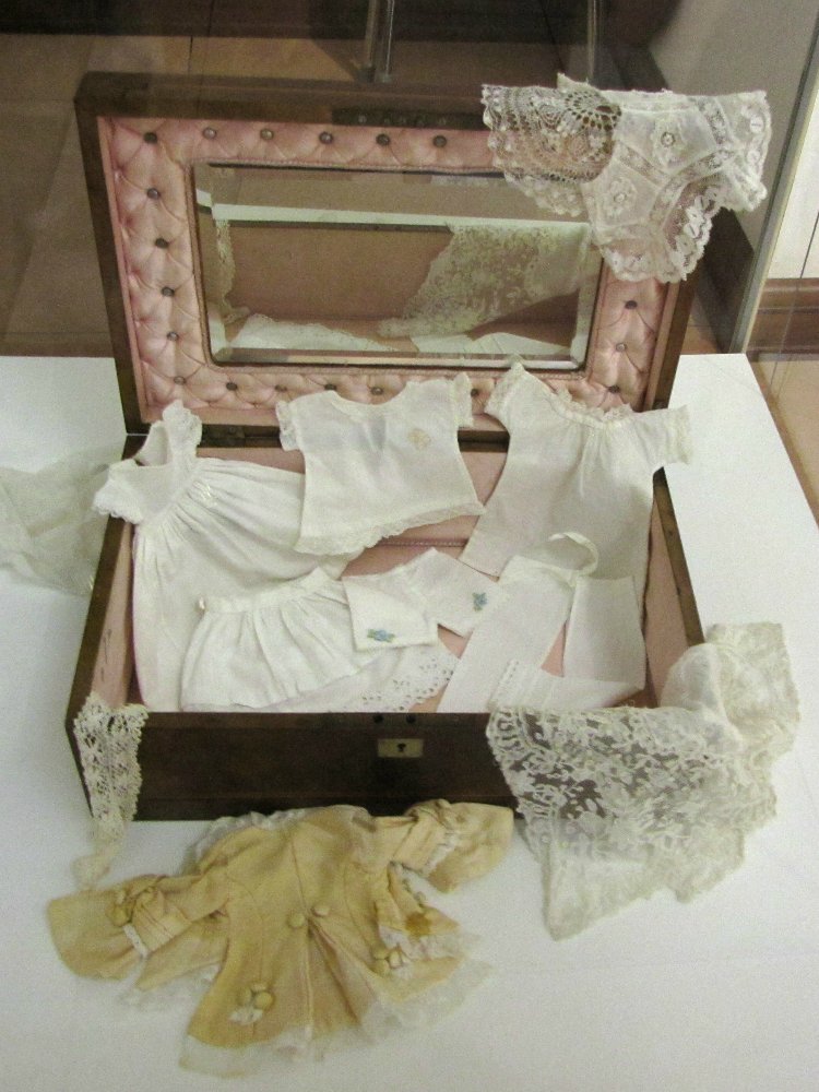 «Мода по-взрослому. Истории из кукольного гардероба» - выставка в Музее-заповеднике «Царицыно» - продолжение - детали. Часть