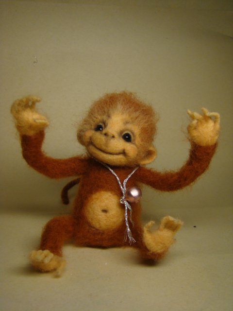 Предновогодняя мартышка. Авторская игрушка валянием из шерсти Ольги Чернухо