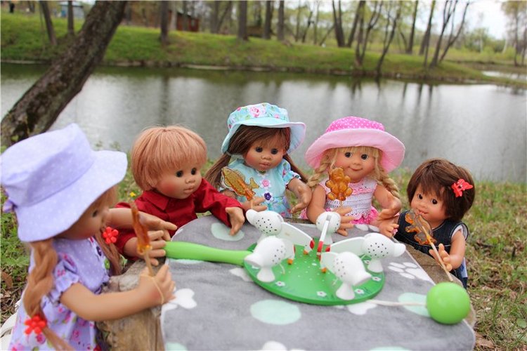 Весёлая семейка на прогулке