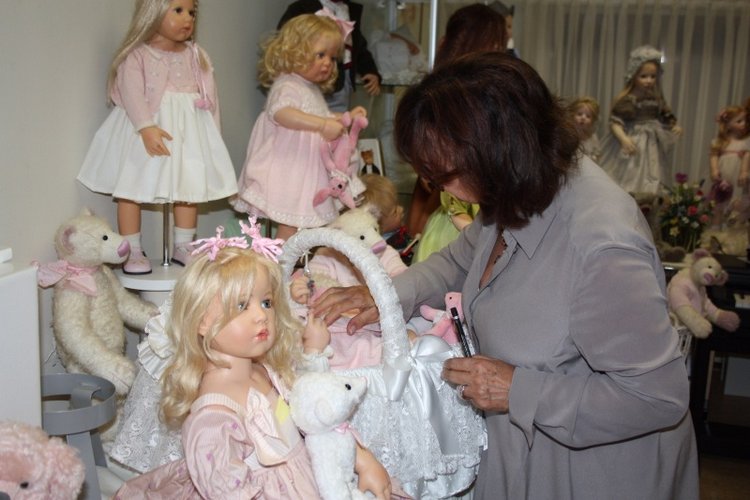 Августовская встреча в клубе коллекционеров с фрау Hildegard Gunzel. Часть 4. О планах на следующий год и подписи кукол