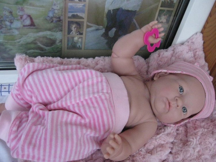 Маленькая Евочка любит наряжаться (фото 8)