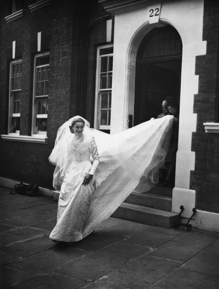 Как менялась мода на свадебные платья