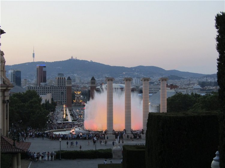 Магический фонтан Монжуика — поющая достопримечательность Барселоны