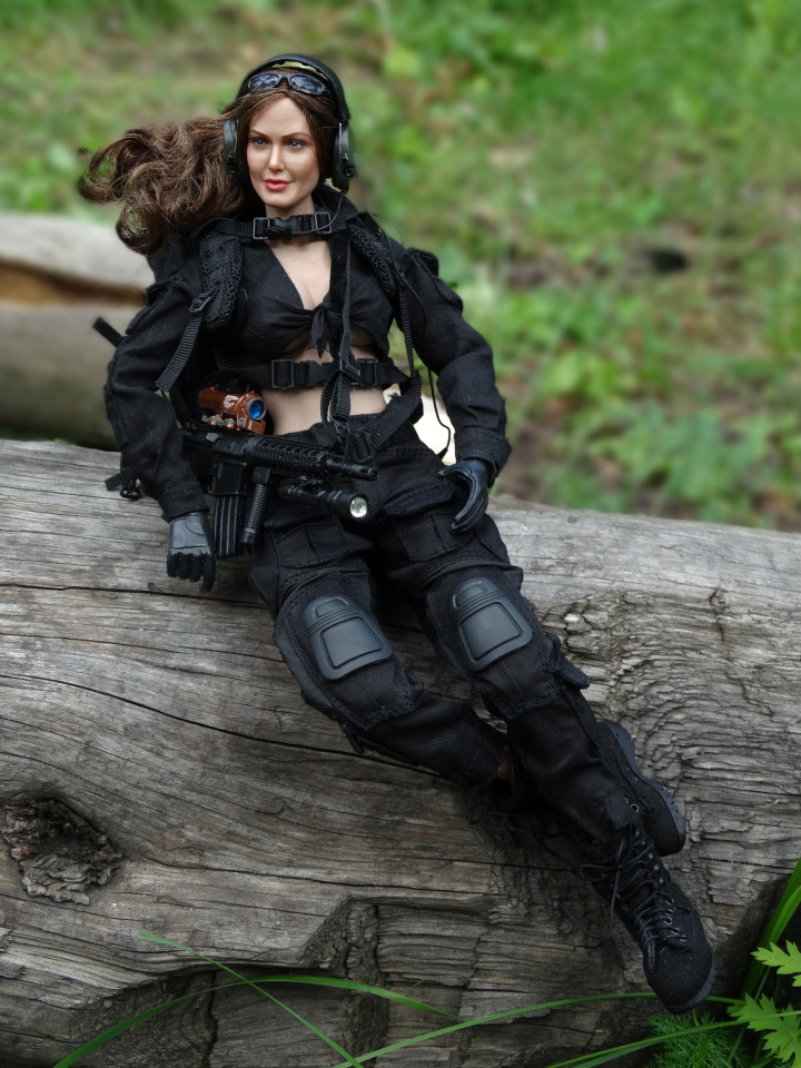 Вот какие бывают у девочек игры! Девушка-стрелок от VERYCOOL и шарнирная фигурка от figma