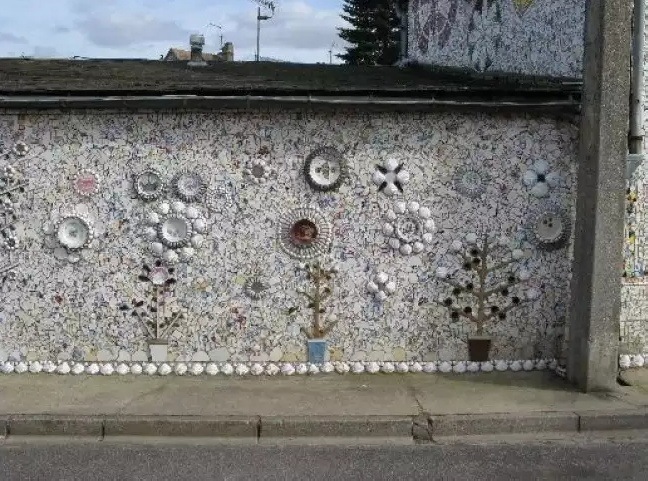 Шедевральный французский домик и двор из кусочков разбитого фарфора (фото 9)