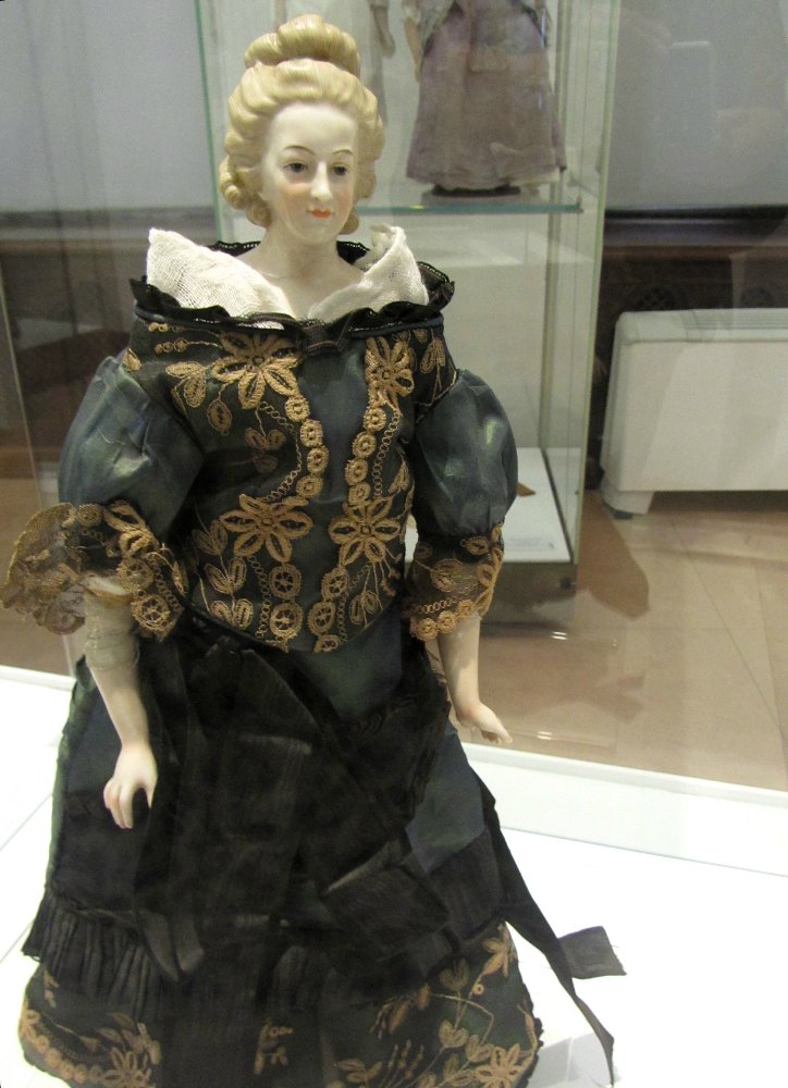 «Мода по-взрослому. Истории из кукольного гардероба» - выставка в Музее-заповеднике «Царицыно» - в шести частях. Часть 1