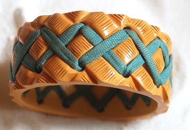 Славный пластик "бакелит"! У него отменный вид! Или возвращение бакелитового болванчика