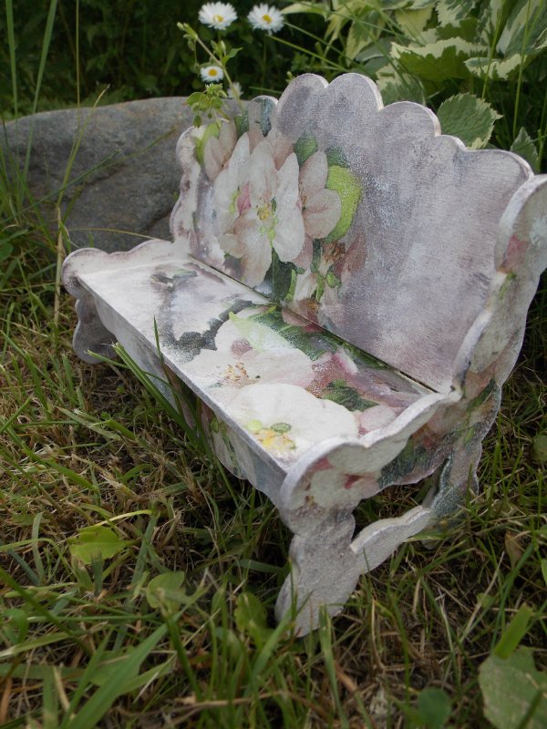 Лавочка в стиле декупаж для кукол (фото 8)